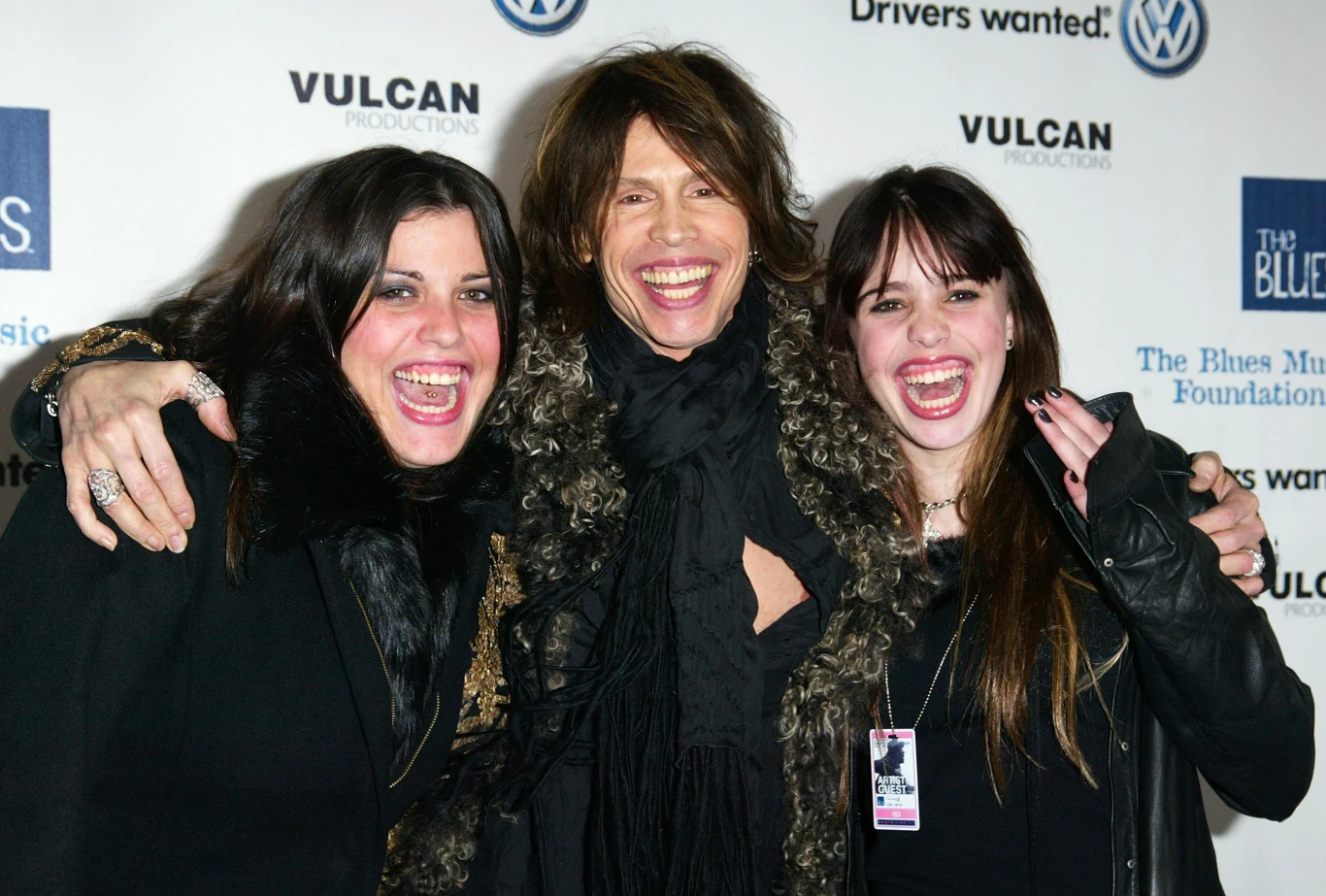 Steven Tyler i jego córki Mia (jej matką jest Cyrinda Foxe, której mężem wokalista Aerosmith był w latach 1978-87) i Chelsea (z drugiego małżeństwa z Teresą Barrick) w 2003 r.