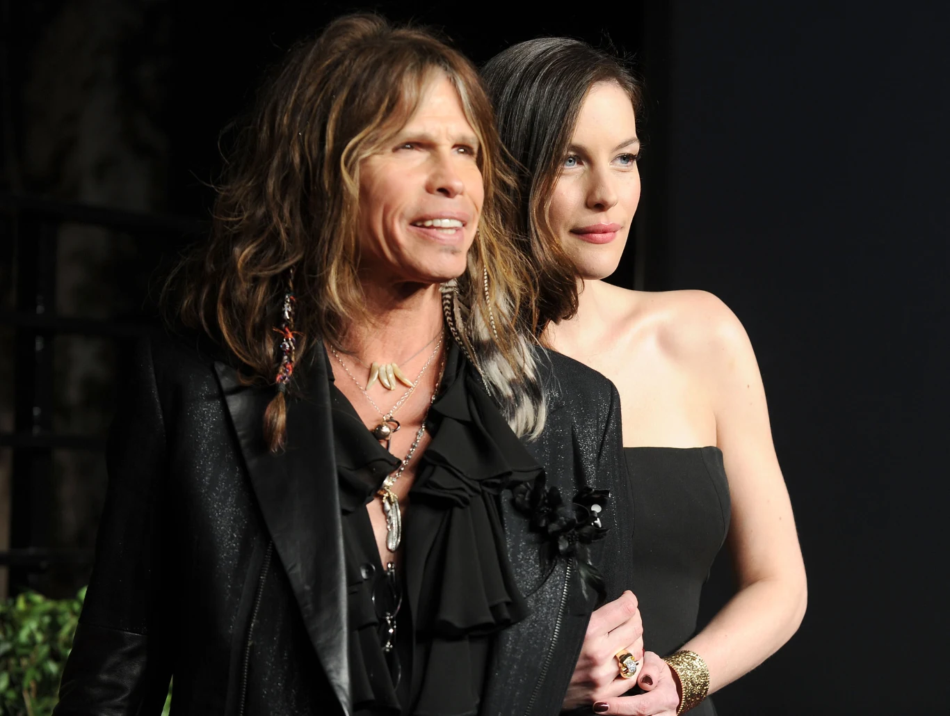 Steven Tyler na zdjęciu z 2011 r. ze swoją najstarszą córką, aktorką Liv Tyler. To owoc krótkiego związku z modelką "Playboya" Bebe Buell, która wtedy była związana z rockmanem Toddem Rundgrenem. Buell przez długi czas twierdziła, że biologicznym ojcem jest Rundgren. Prawda wyszła na jaw, gdy Liv w wieku 8 lat poznała Stevena Tylera. Widząc podobieństwo wprost zapytała matkę o to, kto naprawdę jest jej ojcem. Media poinformowały o tym w 1991 r., kiedy Liv oficjalnie zmieniła nazwisko na Tyler. Dwa lata później Liv zagrała w teledysku "Crazy" Aerosmith.