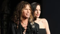 Steven Tyler na zdjęciu z 2011 r. ze swoją najstarszą córką, aktorką Liv Tyler. To owoc krótkiego związku z modelką "Playboya" Bebe Buell, która wtedy była związana z rockmanem Toddem Rundgrenem. Buell przez długi czas twierdziła, że biologicznym ojcem jest Rundgren.

Prawda wyszła na jaw, gdy Liv w wieku 8 lat poznała Stevena Tylera. Widząc podobieństwo wprost zapytała matkę o to, kto naprawdę jest jej ojcem. Media poinformowały o tym w 1991 r., kiedy Liv oficjalnie zmieniła nazwisko na Tyler.

Dwa lata później Liv zagrała w teledysku "Crazy" Aerosmith.