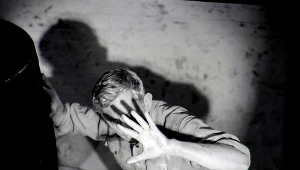 Gustaw Holoubek w 1964 roku, na planie filmu "Prawo i pięść"