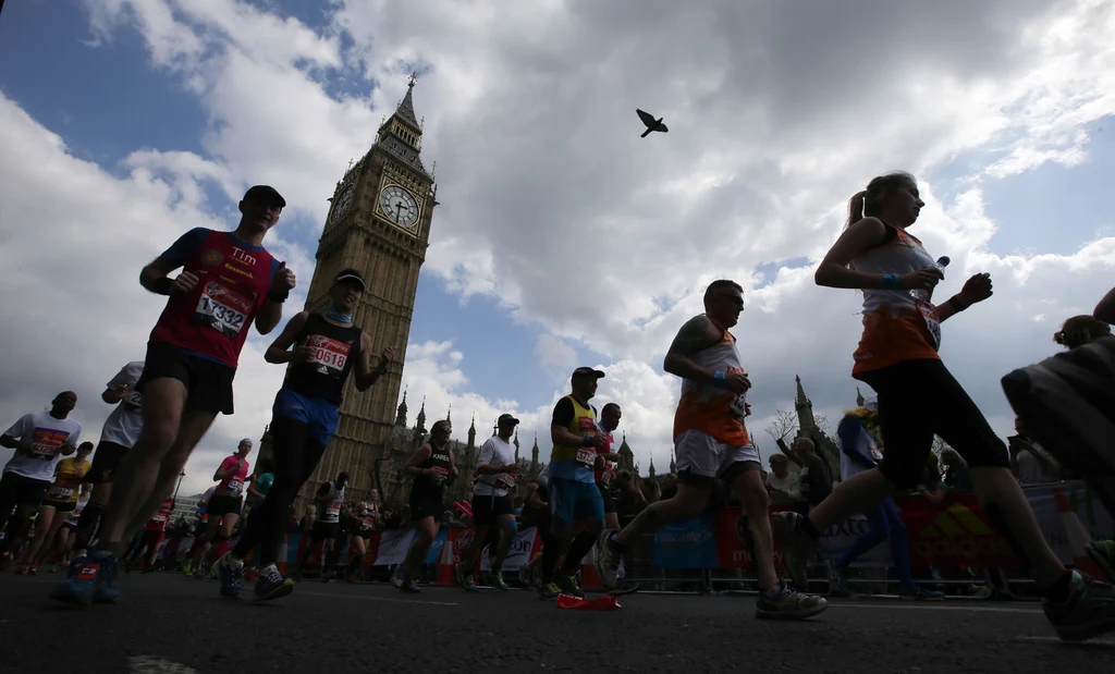 Biegacze podczas maratonu w Londynie Biegacze podczas maratonu w Londynie