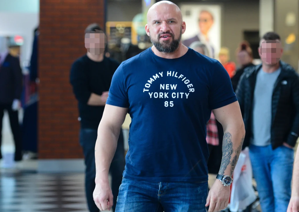 Zdenerwowany Tomasz Oświeciński po ostrej wymianie zdań z agresorami Zdenerwowany Tomasz Oświeciński po ostrej wymianie zdań z agresorami