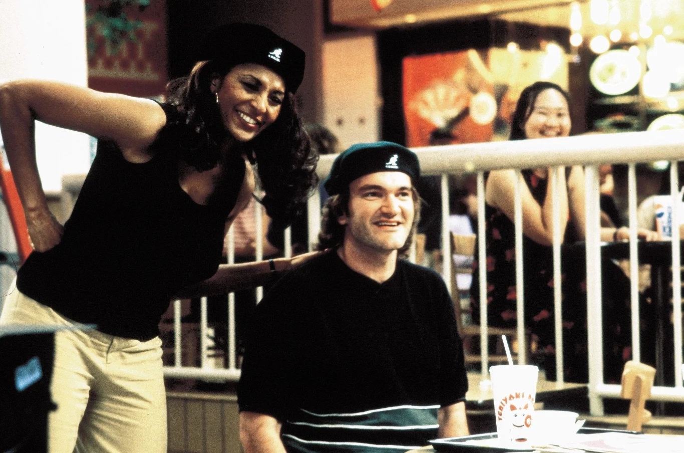 Swoją zachwianą pozycję Tarantino próbował odbudować dramatem gangsterskim "Jackie Brown" (1997), zrealizowanym na podstawie powieści Elmore'a Leonarda. Opowiadał on o stewardessie uwikłanej w przemyt pieniędzy dla handlarzy bronią. Obraz stanowił odniesienie do tradycji kina "blaxploitation", czyli filmów klasy B, których bohaterami byli czarnoskórzy mieszkańcy USA, a główne role zagrali w nim ikona tego nurtu - Pam Grier, a także Samuel L. Jackson i Robert De Niro. "Jackie Brown" została pozytywnie przyjęta przez krytyków - wskazywano na większą dojrzałość opowiadanej historii, ale też na niedoskonałość techniczną i zbyt powolną akcję. Jackson za swą kreację otrzymał Srebrnego Niedźwiedzia na Międzynarodowym Festiwalu w Berlinie.