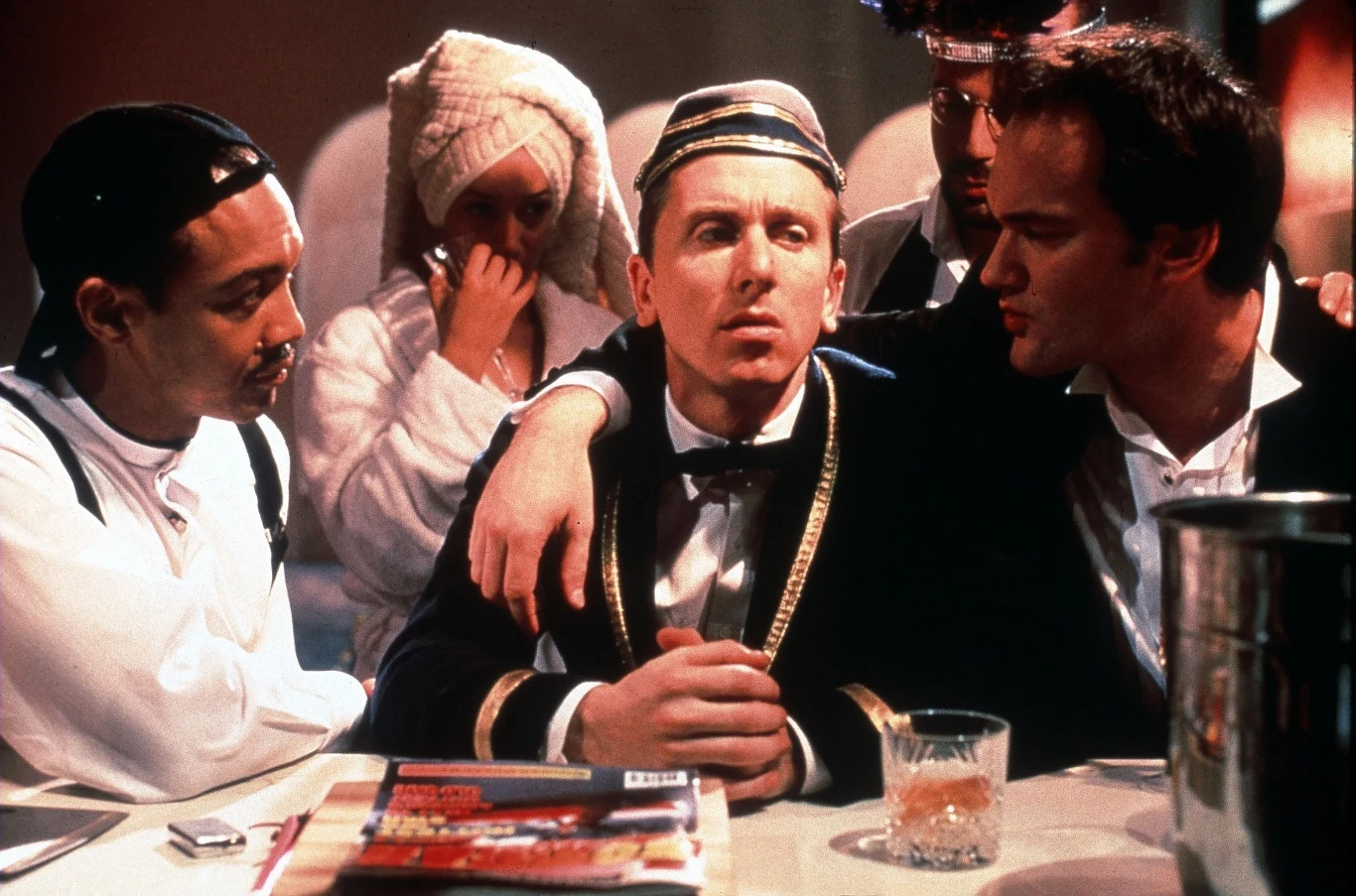 Po kolejnym ogromnym sukcesie filmowiec-samouk nawiązał współpracę z wspomnianym, poznanym w Toronto, Rodriguezem. Najpierw wystąpił w jego przebojowym filmie "Desperado" (1995), a następnie obaj wzięli udział w kręceniu "Czterech pokoi" (wraz z dwojgiem innych twórców niezależnych: Allison Anders i Alexandre'em Rockwellem) - Tarantino wyreżyserował etiudę "Człowiek z Hollywood", inspirowaną serialem "Alfred Hitchcock przedstawia". Opowiadała ona o zepsutym hollywoodzkim reżyserze, zmuszającym boya hotelowego (Tim Roth) do obcięcia palca swojemu koledze. Nowela Tarantino, jak również i cały film, okazała się jednak klapą - została źle przyjęta przez widzów i krytyków, zarzucających reżyserowi... brak poczucia humoru.