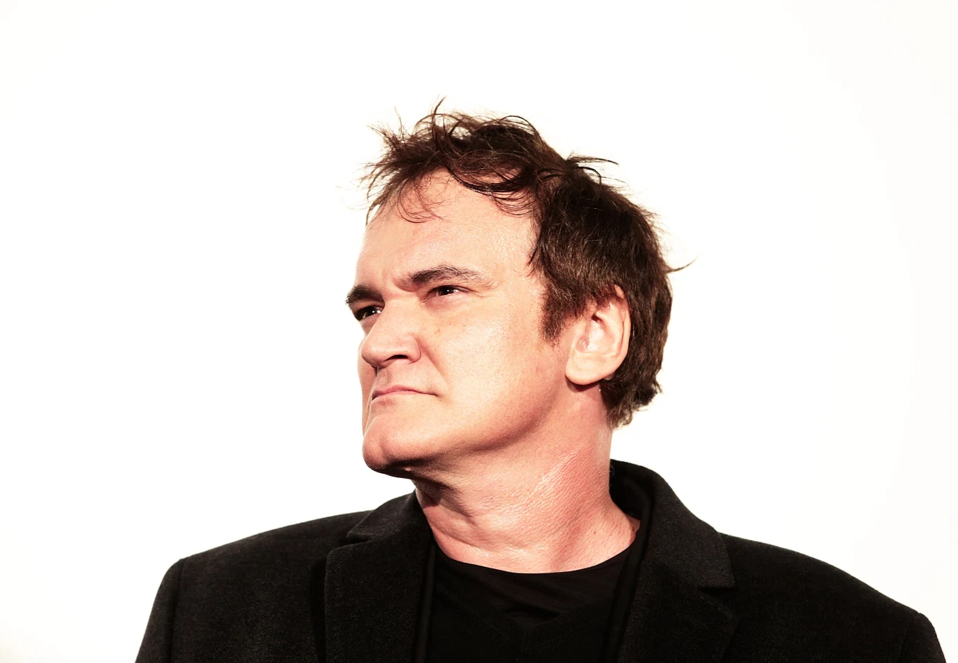 Quentin Tarantino - reżyser, scenarzysta, producent i aktor - w środę, 27 marca, kończy 55 lat.

Tarantino urodził się w Knoxville w stanie Tennessee w rodzinie pielęgniarki i muzyka. Rodzice rozstali się krótko po narodzinach syna, Quentin (nadano mu imię na cześć pół-Indianina, odgrywanego przez Burta Reynoldsa w serialu "Gunsmoke") wychował się w mieście Torrance w Kalifornii, gdzie przeprowadził się z matką i ojczymem.

Chłopak uczęszczał do szkoły średniej w dzielnicy Harbor City w Los Angeles, jednak porzucił ją w dziewiątym roku nauki. Ważniejsza była dla niego kinematografia, zainteresowanie którą zdradzał od najmłodszych lat. Gdy skończył ich szesnaście, podjął pierwszą pracę - został bileterem w kinie wyświetlającym filmy pornograficzne. Zwolniono go jednak, gdy wyszło na jaw, że nie jest pełnoletni.