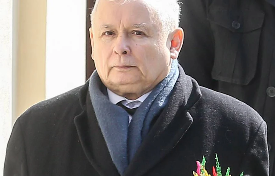 Jarosław Kaczyński w drodze do kościoła Jarosław Kaczyński w drodze do kościoła