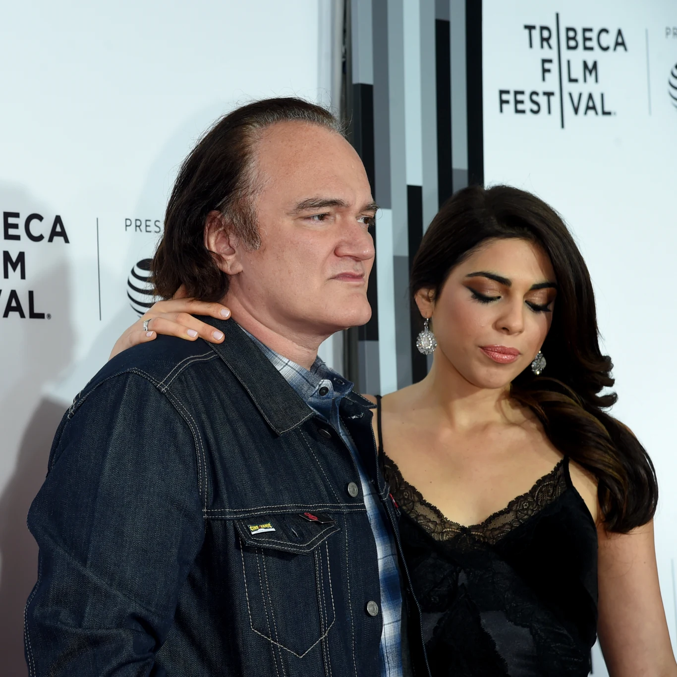 W zeszłym roku wybuchł skandal związany z molestowaniem seksualnym hollywoodzkich aktorek, w którym największą rolę odegrał znany producent Harvey Weinstein. Do sprawy odniósł się też Tarantino. "Zmarginalizowałem te sytuacje" - przyznał reżyser.

Tarantino od wielu lat współpracował z Weinsteinem - m.in. przy takich filmach, jak "Bękarty wojny", "Django" i "Nienawistna ósemka". Reżyser przyznał, że o zachowaniu Weinsteina wobec kobiet wiedział od dawna - m.in. od wielu cenionych aktorek. "Wiedziałem tyle, że mogłem zrobić więcej"- stwierdził. "To nie były tylko plotki, informacje z drugiej ręki. Wiedziałem, że on ma na koncie takie sytuacje" - tłumaczył. 

Tarantino przyznał, że żałuje, iż nie potraktował odpowiednio poważnie docierających do niego sygnałów i nie zerwał współpracy z Weinsteinem. "Wszystko, co teraz powiem, będzie beznadziejną wymówką" - stwierdził. "Apeluję do innych facetów, którzy wiedzieli więcej, by się nie bali. Nie wydawajmy tylko oświadczeń. Pokażmy, że działo się coś złego i zapewnijmy naszym siostrom lepsze życie" - powiedział w wywiadzie reżyser.