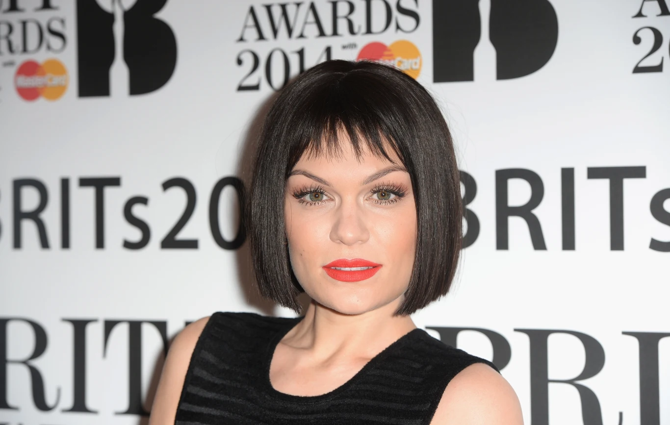 Urodzona 27 marca 1988 roku Jessie J, a właściwie Jessica Ellen Cornish, swoją przygodę z branżą rozrywkową zaczęła już jako 11-latka. Właśnie wtedy wystąpiła w musicalu "Whistle Down the Wind". Brytyjka odebrała też gruntowne wykształcenie muzyczne. Wokalistka uczęszczała do BRIT School, którą skończyli również Adele, Amy Winehouse, Ella Eyre i Katie Melua. 