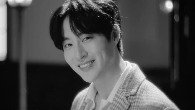 Seo Min-Woo miał 33 lata / kadr z klipu "Song For You" Seo Min-Woo miał 33 lata / kadr z klipu "Song For You"