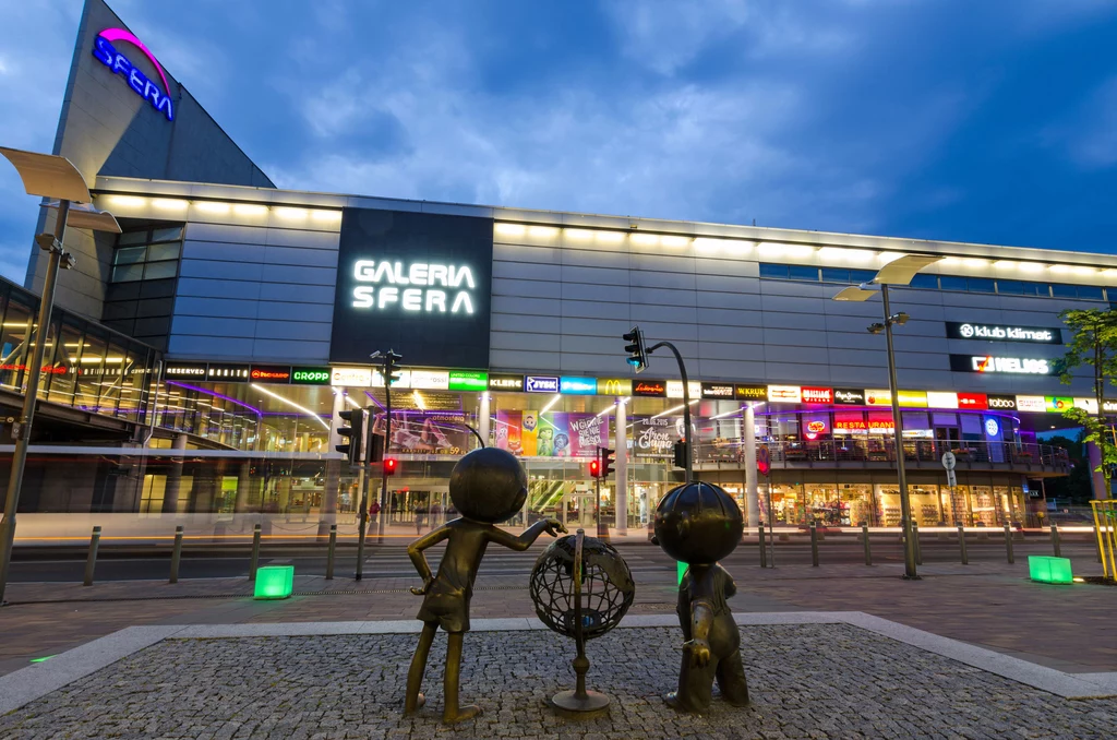 Bolka i Lolka spotkamy na placu przed popularnym wśród mieszkańców centrum handlowym