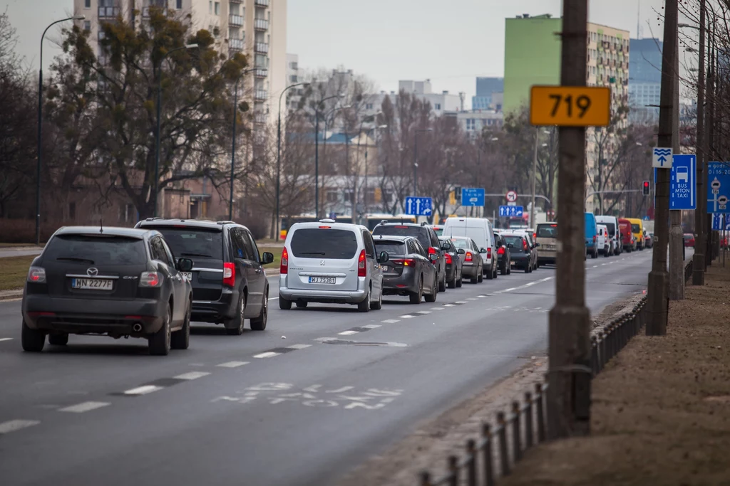 Motocykliści od dawna jeżdżą po buspasach w Krakowie. W Warszawie będą testowo