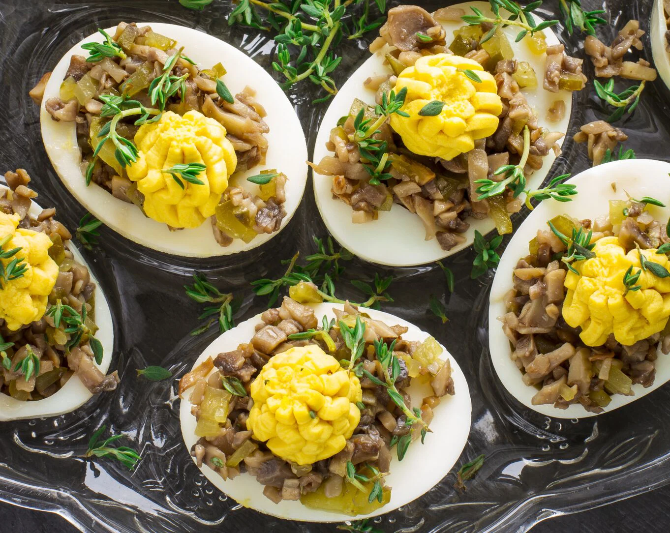 ​Jajka faszerowane można obficie posypać rzeżuchą