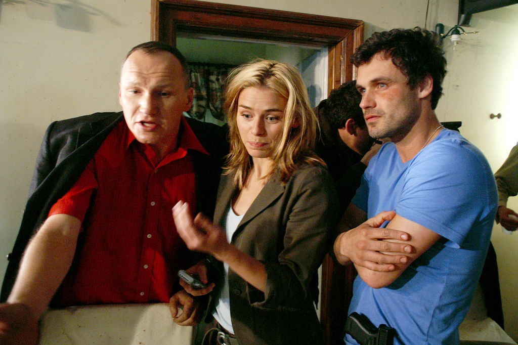 Mariusz Jakus z Nataszą Urbańską i Janem Wieczorkowskim na planie "Fali zbrodni" Mariusz Jakus z Nataszą Urbańską i Janem Wieczorkowskim na planie "Fali zbrodni"