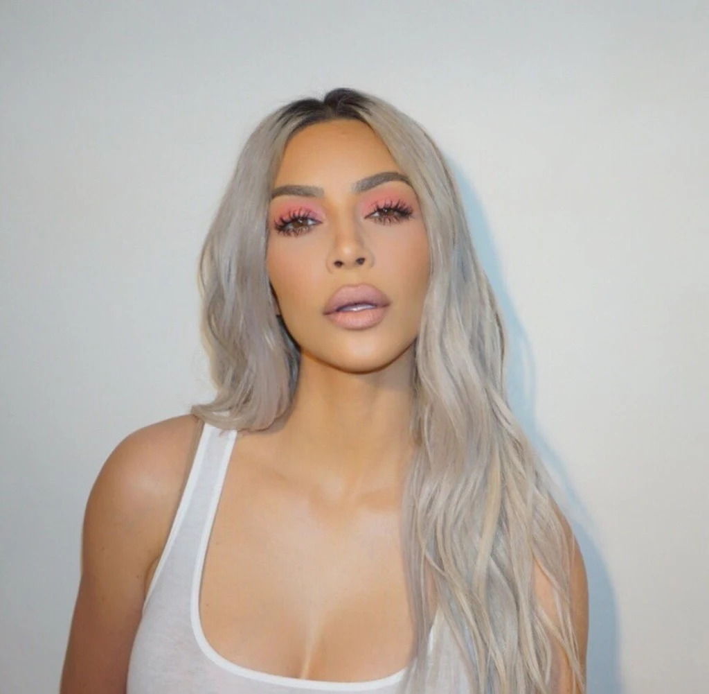 Kim Kardashian-West promuje obecnie swoją nową linię kosmetyków