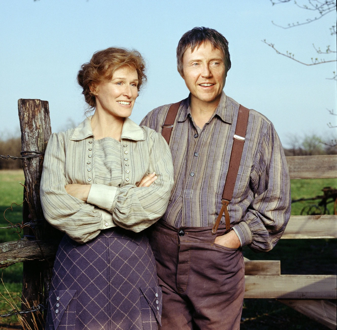 Co się dzieje, gdy Walken trafia w telewizji na film ze swym udziałem? - Oglądam go przez jakieś dwadzieścia minut, ale w sposób analityczny: sprawdzam, czy sceny, które zagrałem kilkadziesiąt lat temu, przetrzymały próbę czasu - mówi aktor. - Jest wiele rzeczy, które chciałbym móc zrobić jeszcze raz - dodaje. - Kiedy jednak myślę o całym moim dorobku filmowym, dochodzę do wniosku, że ogólny bilans wychodzi na plus. Co jednak nie zmienia faktu, że do pewnych wydarzeń z przeszłości chciałbym wrócić, żeby coś zmienić lub poprawić.

Na zdjęciu: w mini-serialu "Sarah Plain and Tall" Jacoba Wittinga, w którym wystąpił u boku Glenn Close.