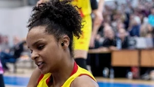 Zawodniczka 1KS Ślęzy Wrocław Kourtney Treffers (góra) Justyna Żurowska-Cegielska (dół) z Artego Bydgoszcz