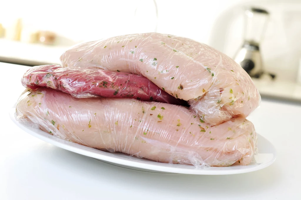 Przed zamrożeniem włóż kawałki mięsa do specjalnych pojemników lub torebek 