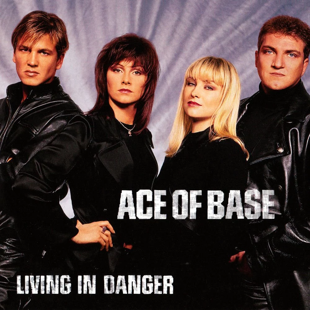 Ace of Base (od lewej Ulf Ekberg, Jenny Berggren, Linn Berggren i Jonas Berggren) na okładce singla "Living In Danger" z 1993 roku, który promował album "The Sign"