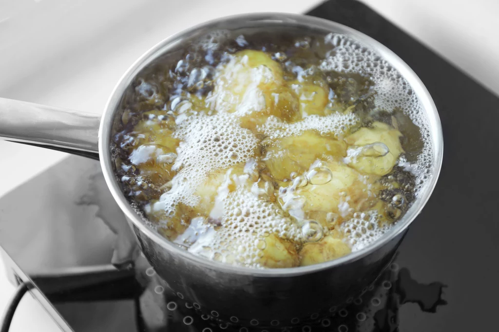 Woda po gotowaniu ziemniaków świetnie zastąpi tonik do twarzy, jeśli nie dodałaś do niej soli