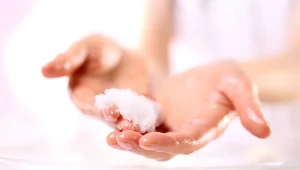 Tak wzmocnisz paznokcie po noszeniu hybrydy. Wystarczy jeden składnik 