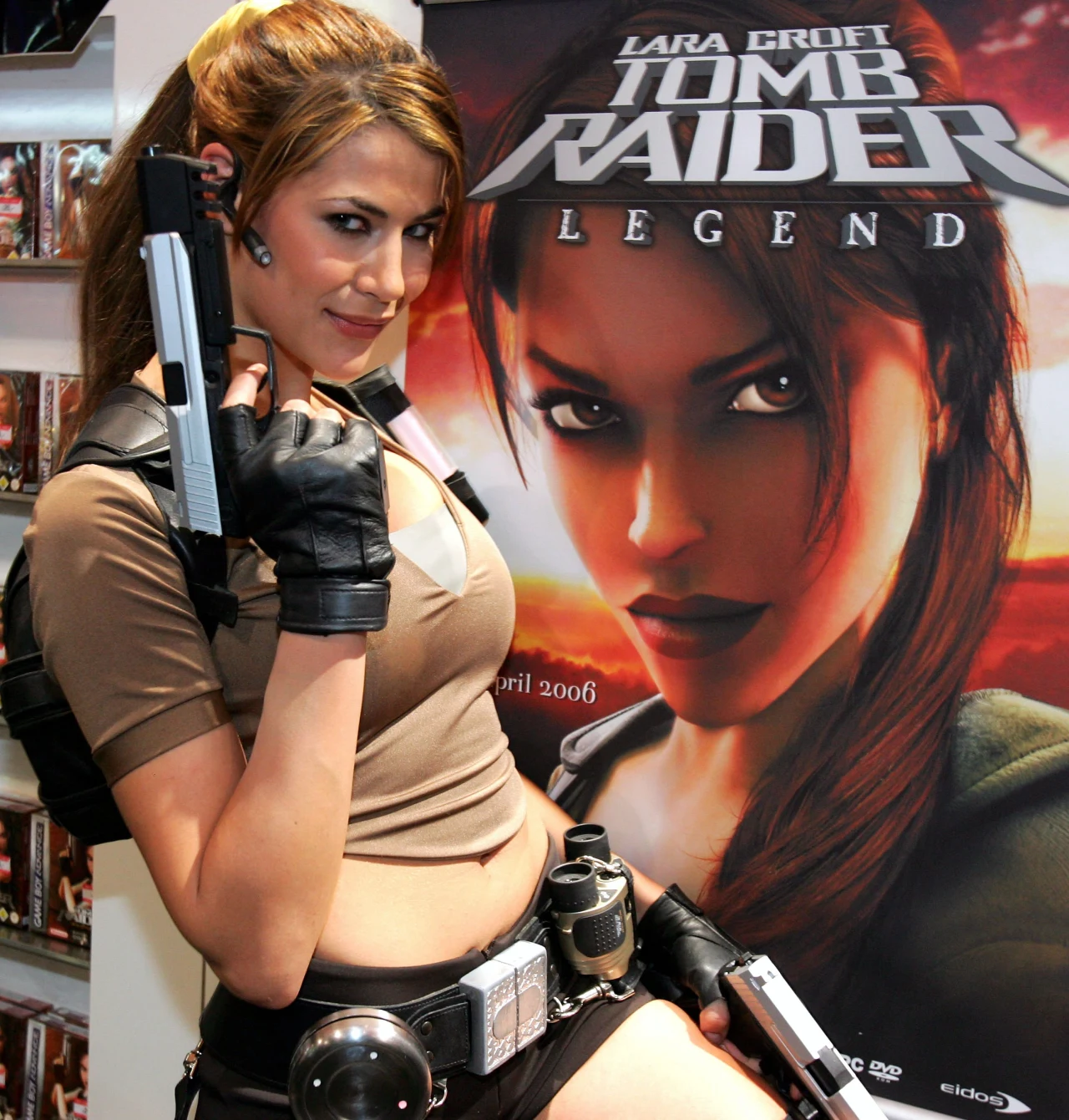 Lara Croft zagościła w świecie popkultury w 1996 roku jako bohaterka gry komputerowej „Tomb Raider”. Gry z serii sprzedały się w łącznej liczbie ponad 58 milionów egzemplarzy,  była to zatem jedna z najlepiej sprzedających się serii gier komputerowych w historii. 

Do dziś powstało jedenaście podstawowych edycji tych gier, cztery spin-offy (to określenie nowego produktu powstałego na bazie dużej popularności bohaterów lub wątków produkcji oryginalnych; spin-off występuje też w książkach i komiksach – najczęściej prezentuje wtedy przygody drugoplanowych bohaterów serii pierwotnej, rozwijając wątki poboczne), dziewięć dodatków oraz cztery gry na konsole przenośne.