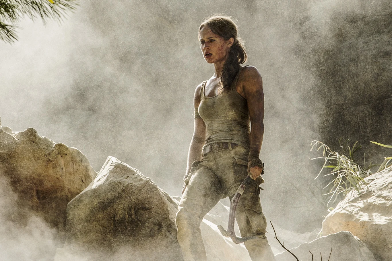 Nowa Lara Croft to niepokorna córka zaginionego przed laty ekscentrycznego podróżnika. Teraz, jako 21-letnia kobieta, podąża własną ścieżką, odmawiając spełnienia woli ojca, który chciał dla niej spokojnego życia. Zostawia wszystko za sobą i udaje się w ostatnie znane miejsce jego pobytu. Poszukując śladów, musi odnaleźć osławiony grobowiec na mitycznej wyspie u wybrzeży Japonii. Jeśli nie przezwycięży swoich lęków, może nie przeżyć niezwykle niebezpiecznej wyprawy.
