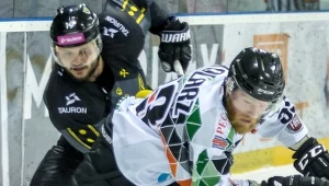 Zawodnik GKS Tychy Michael Kolarz (P) i Dusan Deveczka (L) z Tauronu KH GKS Katowice