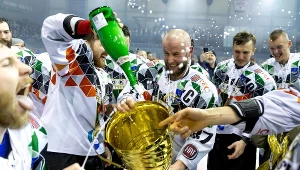 Michał Kotlorz (w środku) z pucharem za mistrzostwo Polski