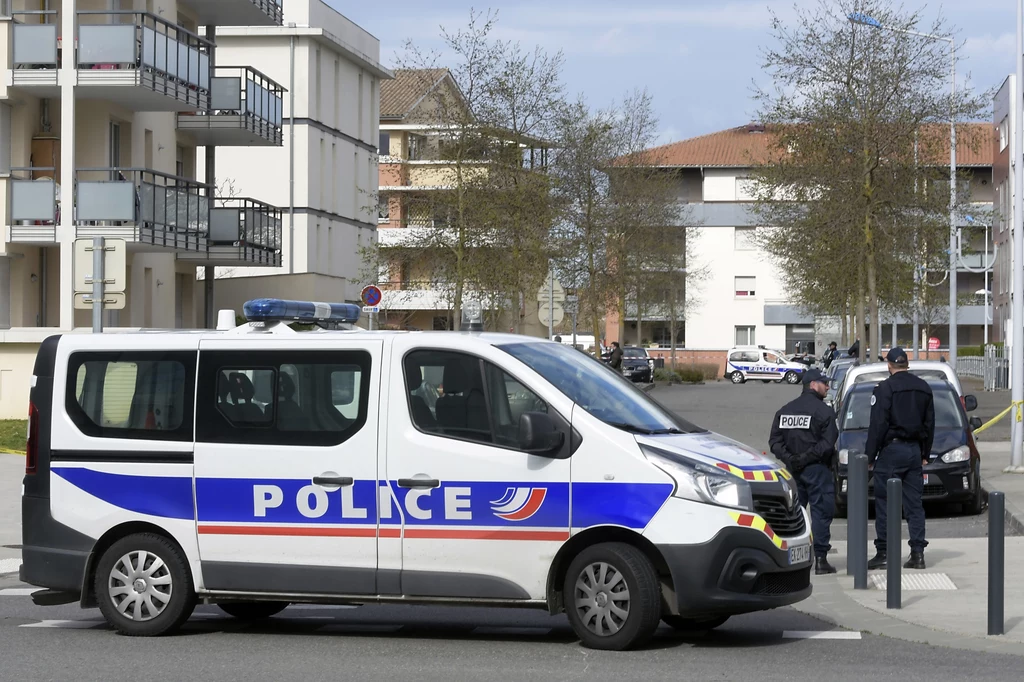 Policja poszukuje mężczyzny, który spalił swoich rodziców Policja poszukuje mężczyzny, który spalił swoich rodziców