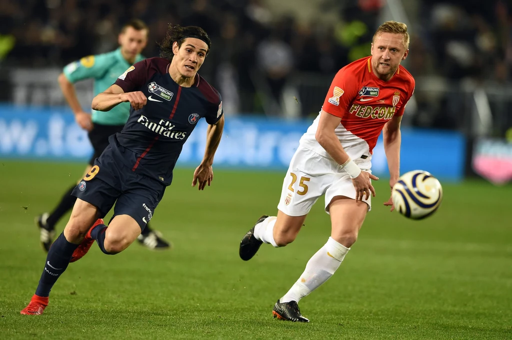 Snajper PSG Edinson Cavani (z lewej) i Kamil Glik z AS Monaco Snajper PSG Edinson Cavani (z lewej) i Kamil Glik z AS Monaco