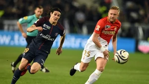 Snajper PSG Edinson Cavani (z lewej) i Kamil Glik z AS Monaco 