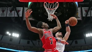 Justin Holiday (z lewej) w walce na tablicy z Marcinem Gortatem