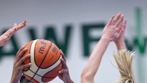 Zawodniczka 1KS Ślęzy Wrocław Agnieszka Kaczmarczyk (z prawej) i Maurita Reid z Wisły Can-Pack Kraków