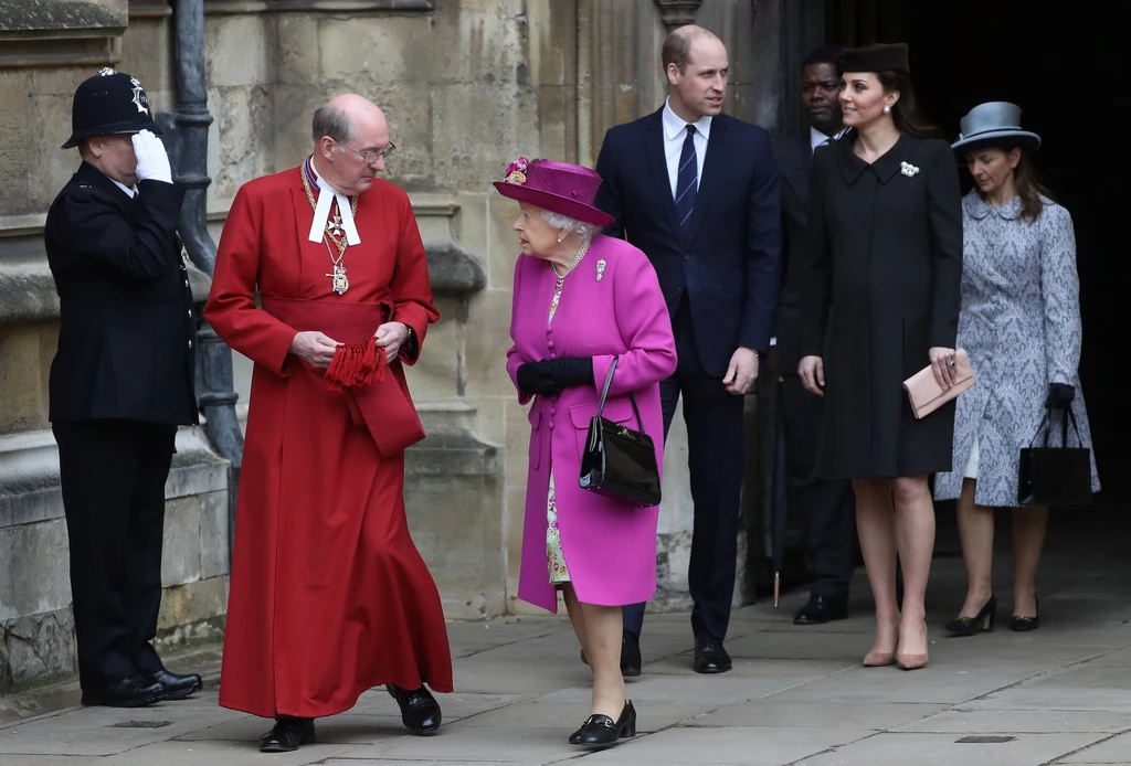 Królowa Elżbieta wraz z Kate i Williamem Królowa Elżbieta wraz z Kate i Williamem