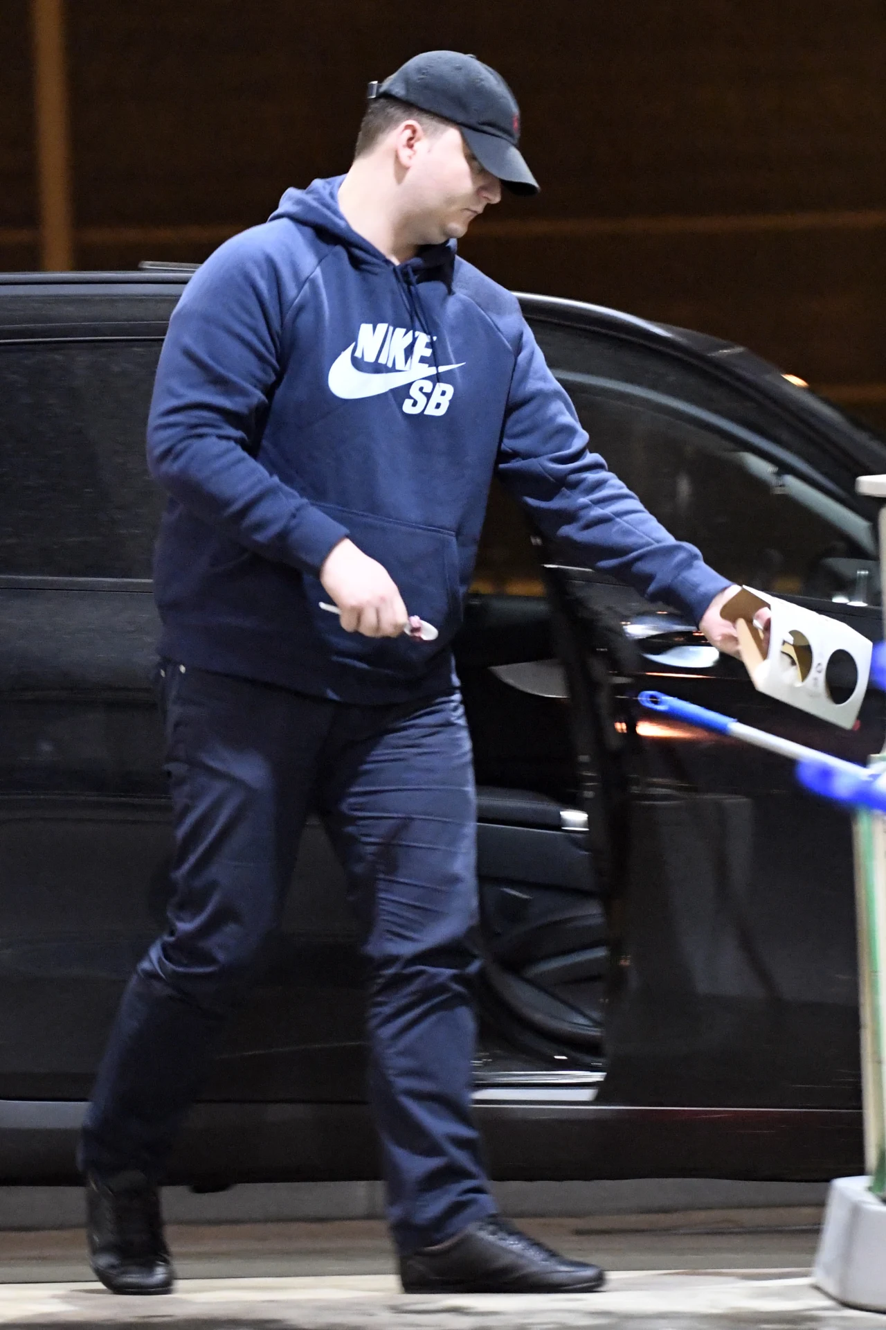 Bartłomiej Misiewicz na stacji benzynowej Bartłomiej Misiewicz na stacji benzynowej