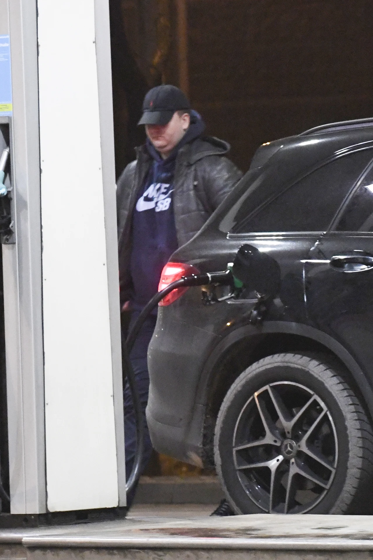 Bartłomiej Misiewicz tankuje samochód Bartłomiej Misiewicz tankuje samochód