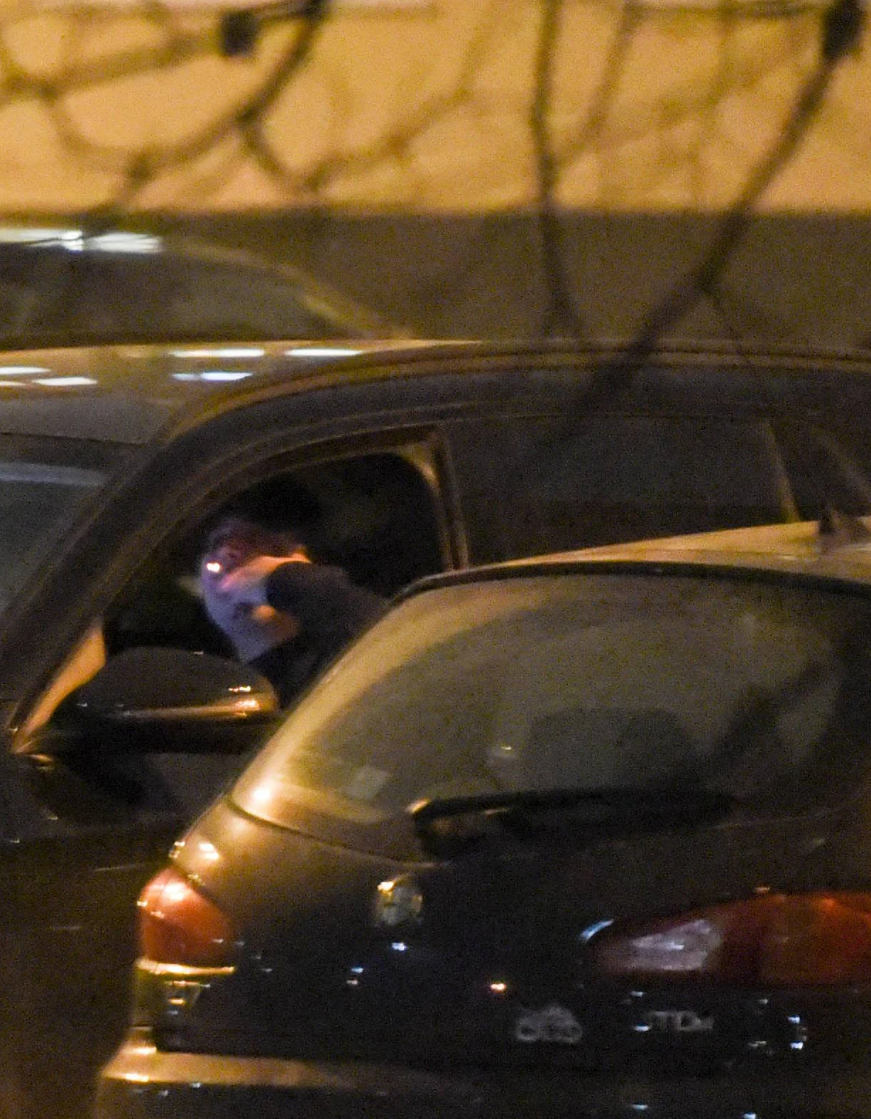 Bartłomiej Misiewicz pali papierosa w samochodzie Bartłomiej Misiewicz pali papierosa w samochodzie