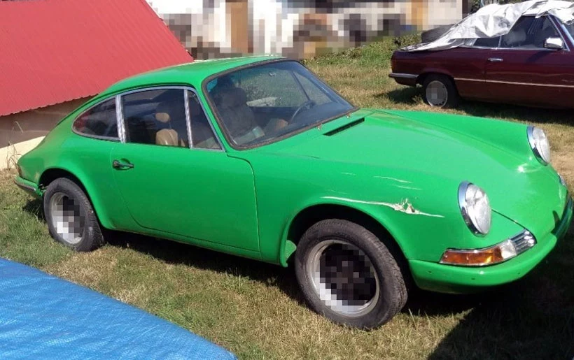 Policja zapikselowała logo Porsche, żeby ukryć, że to Porsche :)  Na kolejnych zdjęciach policjanci zrobili to samo 