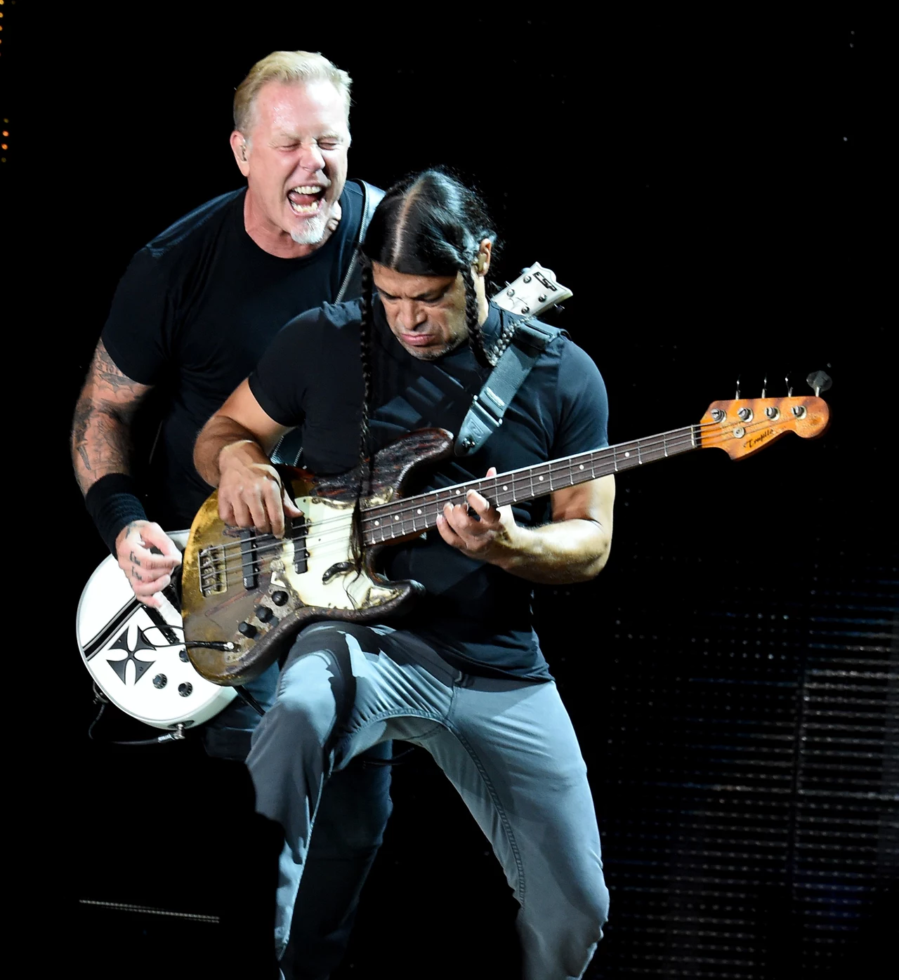 Utwór "Jożin z Bażin" zaśpiewał Robert Trujillo (na pierwszym planie) Utwór "Jożin z Bażin" zaśpiewał Robert Trujillo (na pierwszym planie)