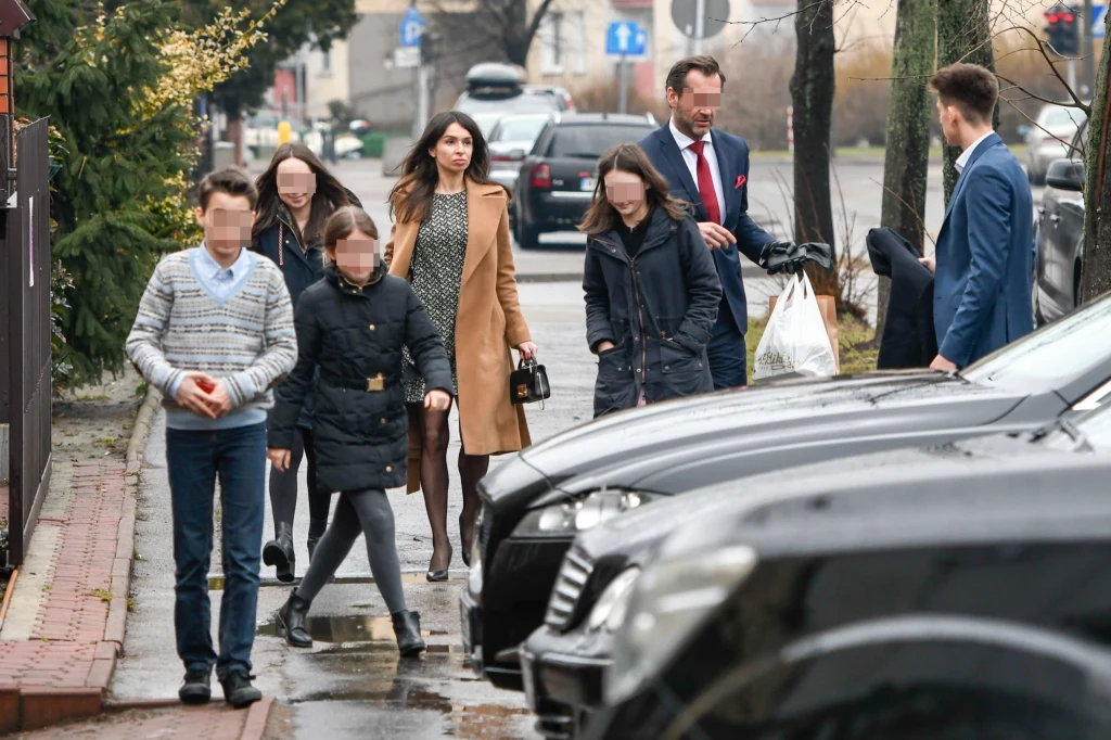 Marta Kaczyńska z córkami, narzeczonym i trojgiem jego pociech Marta Kaczyńska z córkami, narzeczonym i trojgiem jego pociech