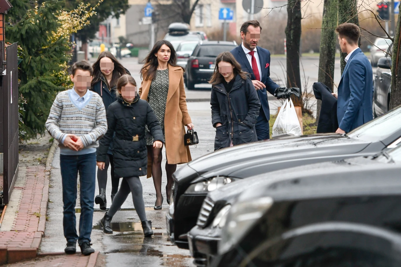 Marta Kaczyńska z córkami, narzeczonym i trojgiem jego pociech Marta Kaczyńska z córkami, narzeczonym i trojgiem jego pociech