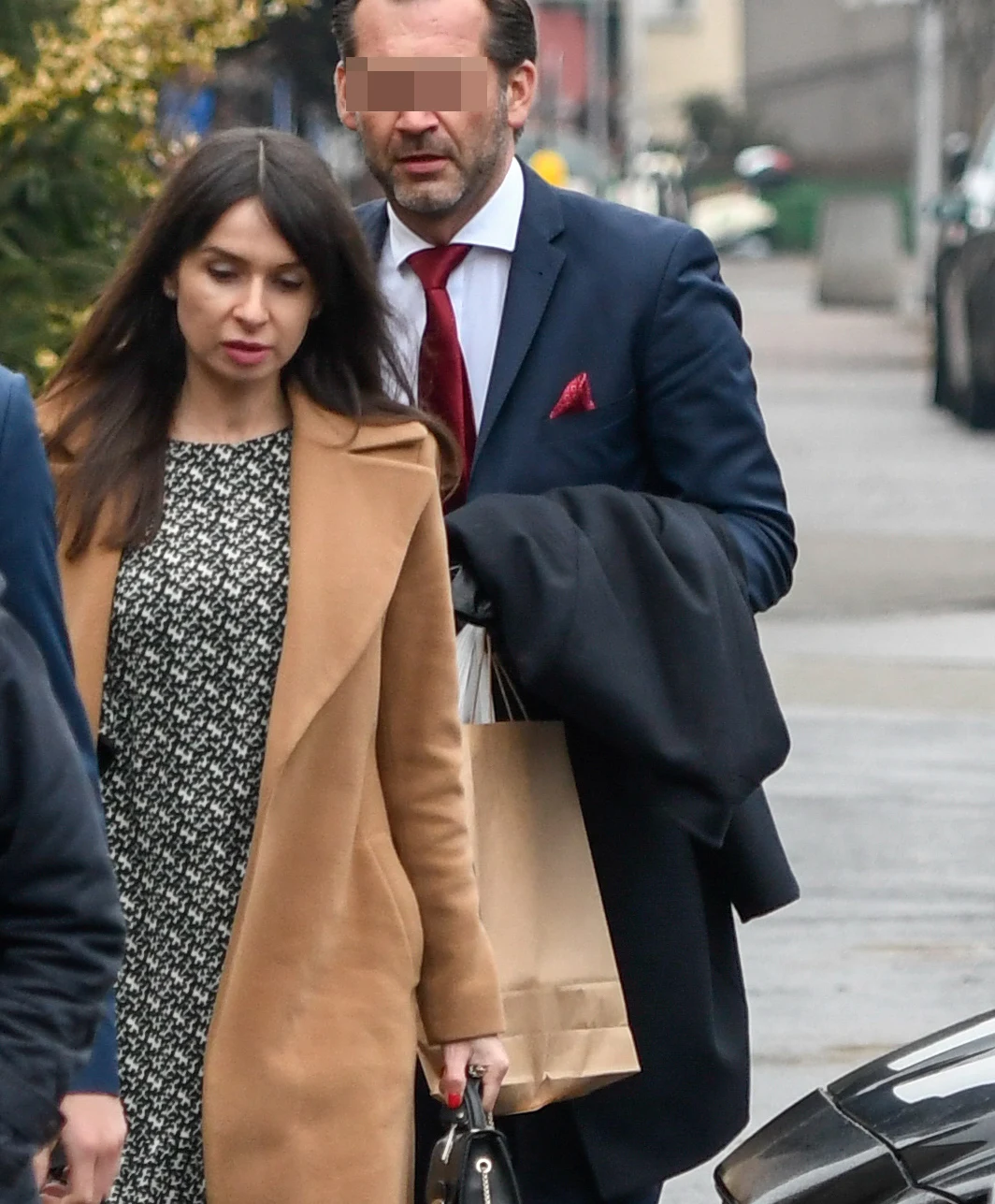 Milioner Piotr niósł jakiś prezent dla stryja Marty Milioner Piotr niósł jakiś prezent dla stryja Marty