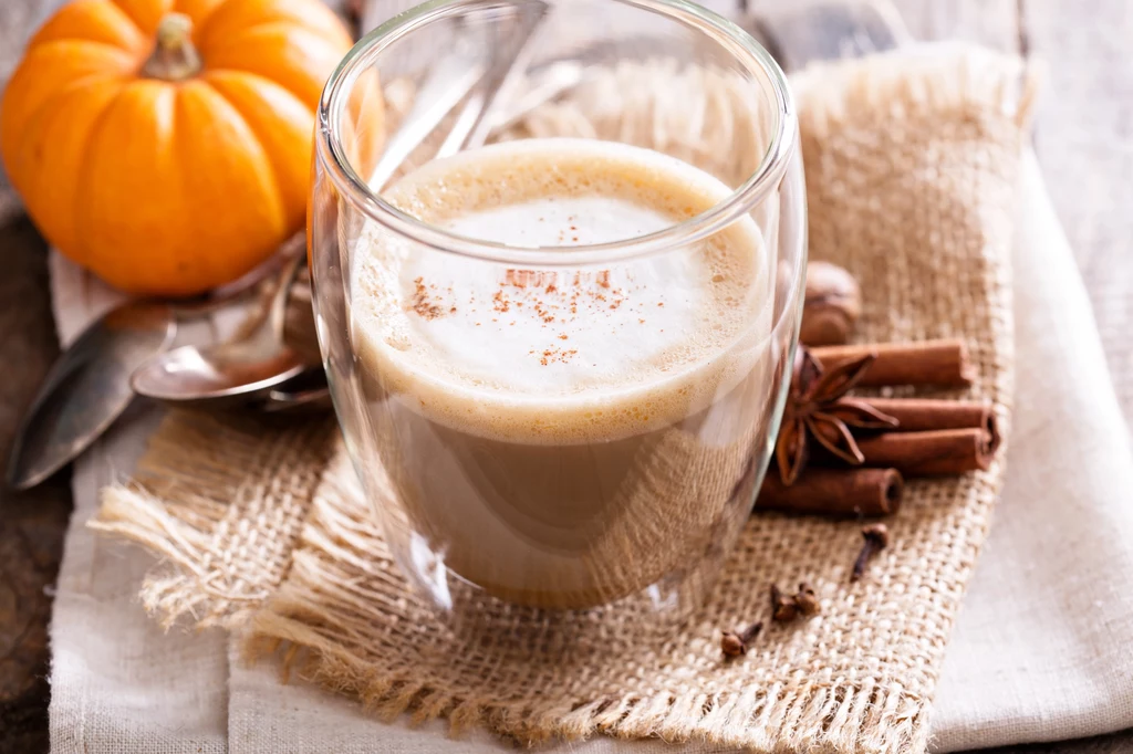Kawa z cynamonem to idealny napój na jesienny dzień