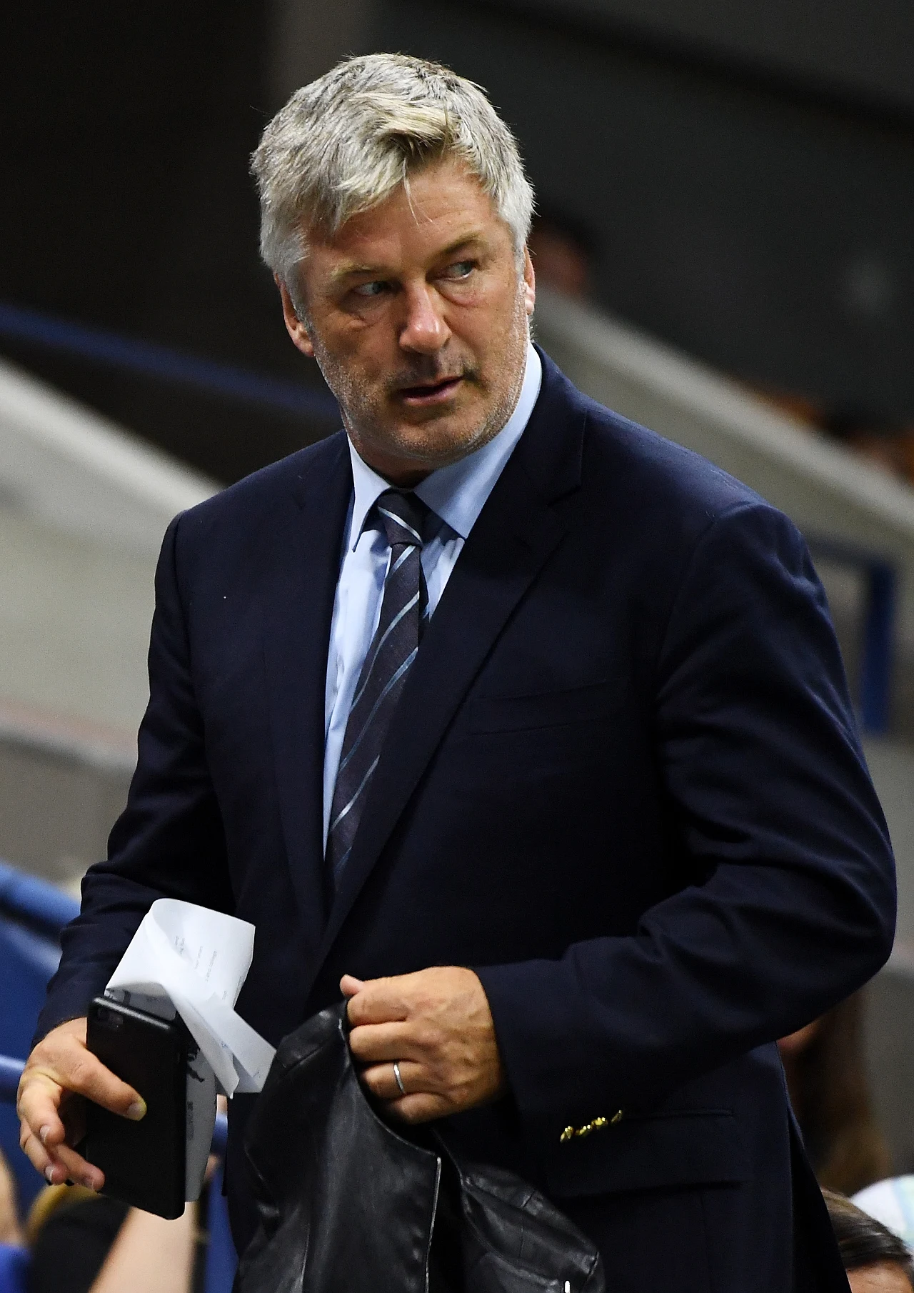 W 2011 roku Baldwin został bohaterem prasowego skandalu, kiedy musiał opuścić samolot linii American Airlines tuż przed wylotem z lotniska w Los Angeles. 
Gwiazdor naraził się załodze samolotu, odmawiając wyłączenia sprzętu elektronicznego. 

"Stewardessa wyprowadziła mnie na siłę za to, że grałem w 'Words With Friends', kiedy samolot stał jeszcze na lotnisku. Nic dziwnego, że linie American Airlines bankrutują" - skomentował całe zajście aktor.

"Alec tak bardzo uwielbia te grę, że zgodził się wyjść z samolotu, by dalej w nią grać. Poleciał potem kolejnym lotem linii American Airlines" - dodał rzecznik Baldwina.

Do dziś nie wiadomo, czy była to nietypowa kampania reklamowa wspomnianej gry, czy aktora rzeczywiście poniosła dziecięca fantazja. 
 

 