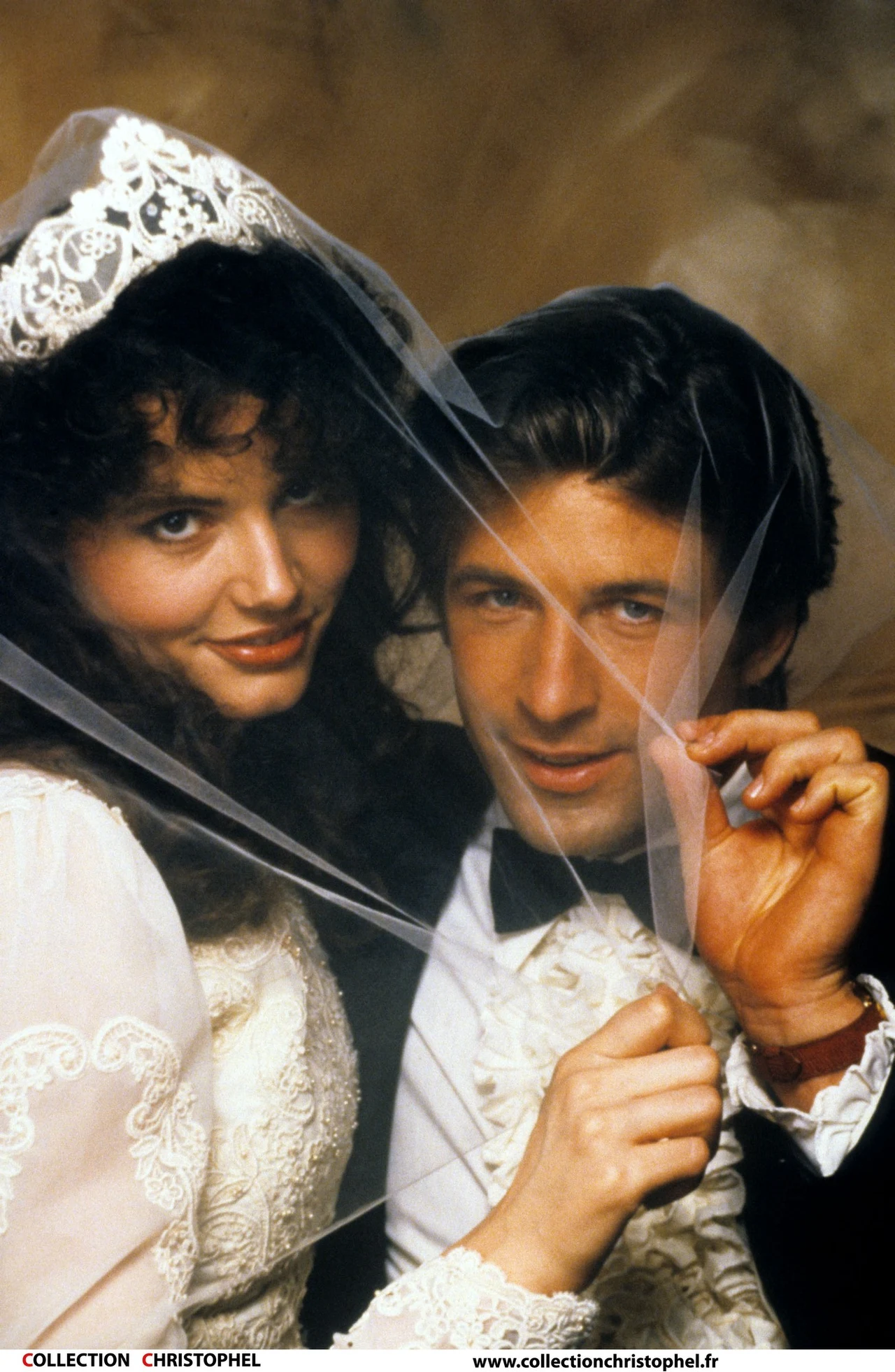 Amerykański aktor Alec Baldwin obchodzi właśnie 60. urodziny. Mimo wielu pamiętnych ról w historii show-biznesu zapisał się jednak głównie dzięki pozaartystycznym skandalom - burzliwemu rozstaniu z Kim Basinger, aferze na pokładzie samolotu American Airlines oraz konfliktowi z... Donaldem Trumpem.

Karierę rozpoczynał na początku lat 80. w sitcomie "The Doctors" (na zdjęciu).
Kinowym debiutem Baldwina była drugoplanowa rola w filmie "Twoja na zawsze, Lulu" (1987), jednak ekranową obecność znacząco zaznaczył dopiero rok później w "Soku z żuka" Tima Burtona (na zdjęciu). 