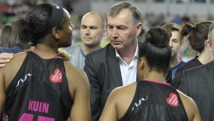 Tomasz Herkt z zawodniczkami Artego Bydgoszcz