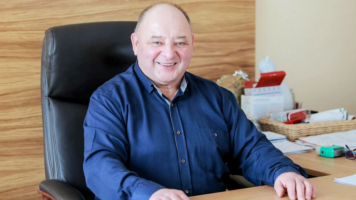 Paweł to 62-letni wdowiec z Mazowsza. Jest bardzo pogodnym człowiekiem, ma dwójkę dzieci. Szuka osoby dobrej i ciepłej, żywiołowej, która zwyczajnie będzie znała się na życiu. Powinna też umieć mu doradzić i chciałby, aby była zaradna. Preferuje kobiety wyznania rzymsko-katolickiego.