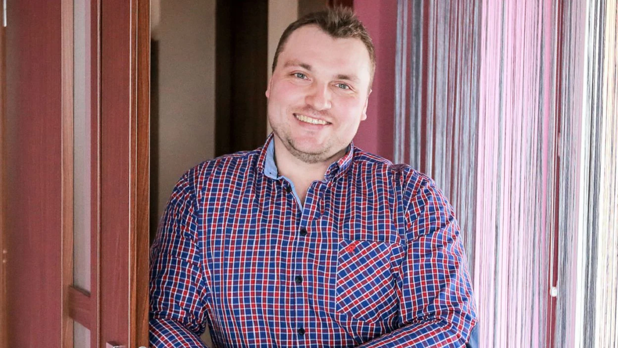 Grzegorz ma 30 lat i jest kawalerem z województwa podlaskiego. W programie poszukuje niebieskookiej, prawdomównej brunetki, bez nałogów, która przyciągnęłaby go wyglądem i zatrzymała charakterem.