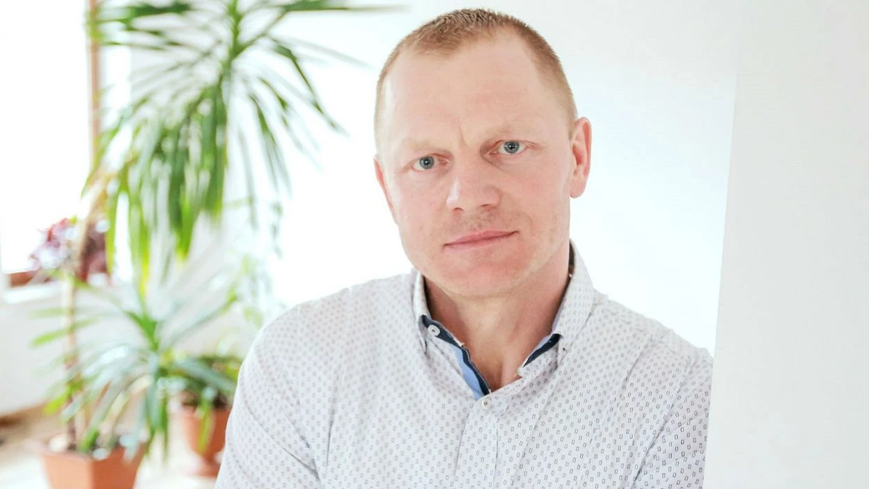 Marek jest 46-letnim kawalerem z województwa zachodniopomorskiego. Szuka kobiety na dobre i na złe, z którą razem mógłby cieszyć się z dobrych rzeczy i wspólnie pokonywać przeciwności. Od partnerki oczekuje przede wszystkim wierności, dialogu i otwartości w związku.