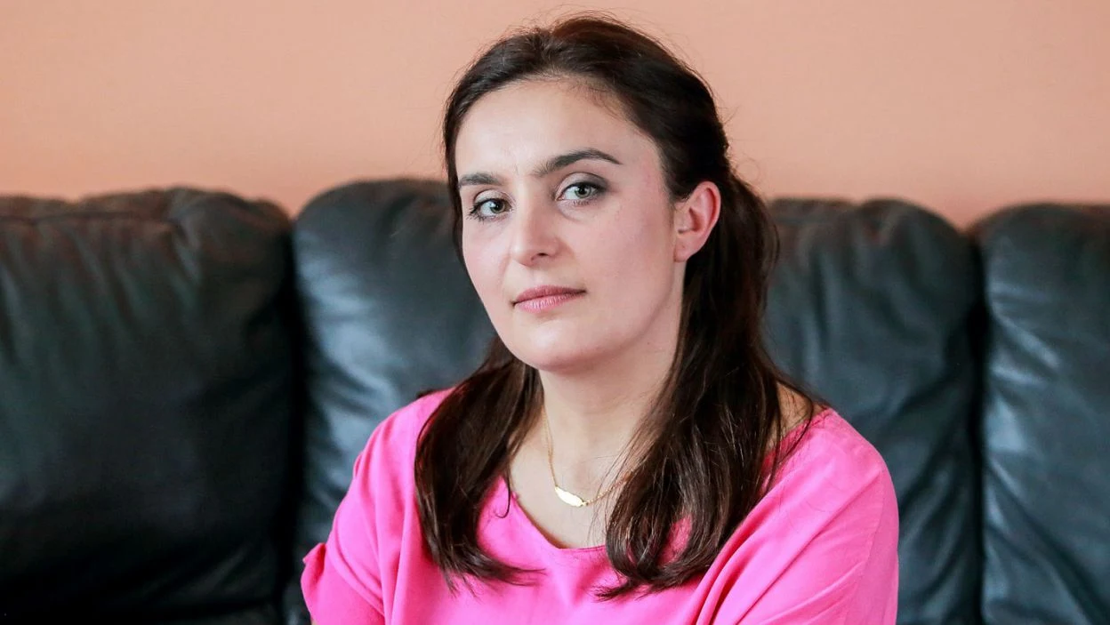 Justyna ma 35 lat. Pracę na roli łączy z opieką nad swoimi dwiema córkami. Szuka partnera wrażliwego, zaradnego i opiekuńczego, z własnym zdaniem i bez nadmiernie rozbudowanej muskulatury. Takiego, przy którym poczuje się ważna.